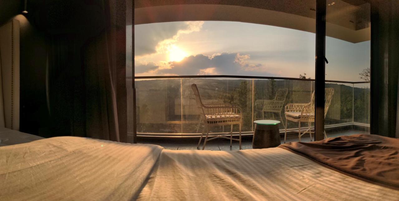 Leela Resort, The Exotic Boutique Hotel - Pure Veg มหาบาเลชวาร์ ภายนอก รูปภาพ