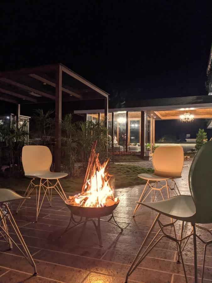 Leela Resort, The Exotic Boutique Hotel - Pure Veg มหาบาเลชวาร์ ภายนอก รูปภาพ