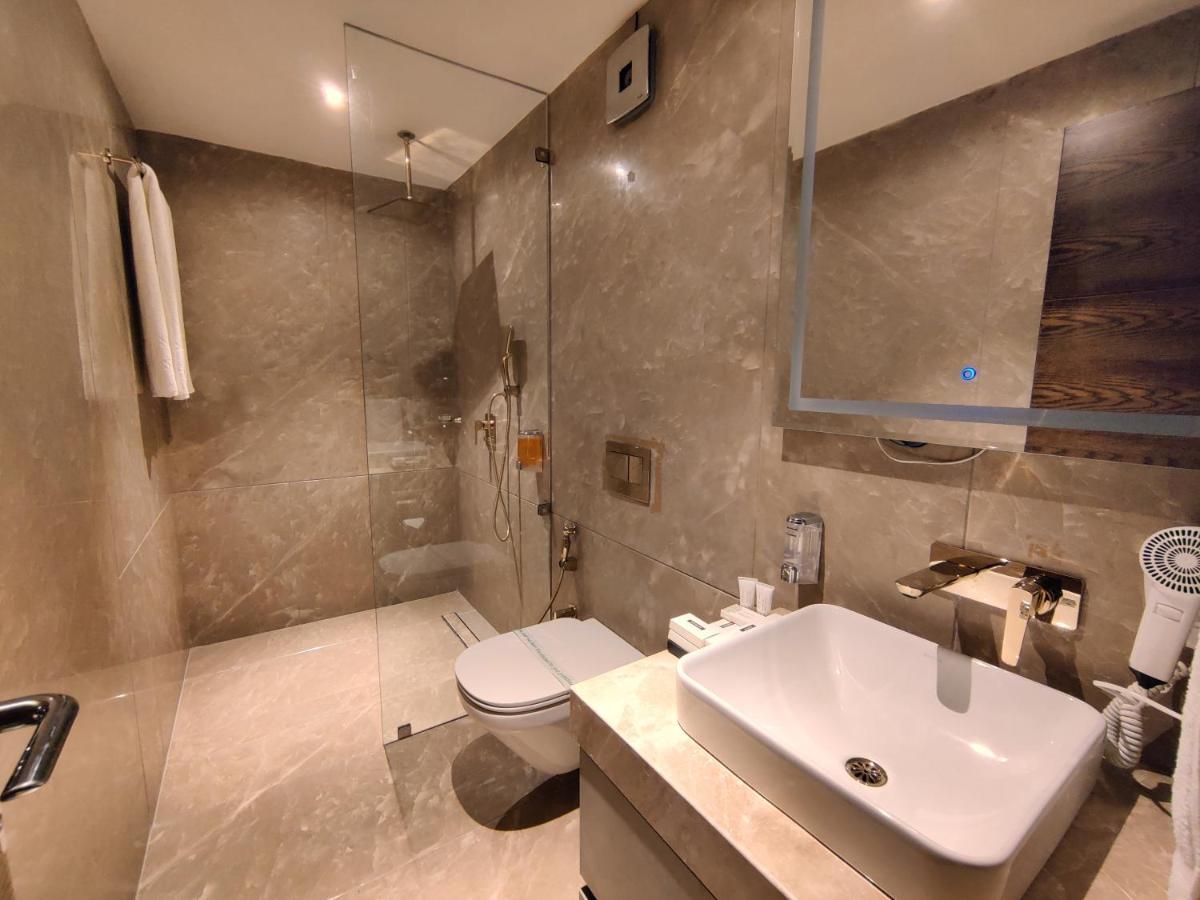 Leela Resort, The Exotic Boutique Hotel - Pure Veg มหาบาเลชวาร์ ภายนอก รูปภาพ
