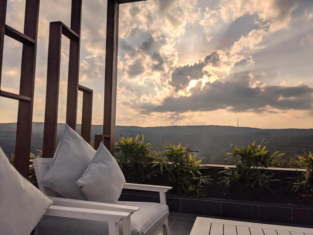 Leela Resort, The Exotic Boutique Hotel - Pure Veg มหาบาเลชวาร์ ภายนอก รูปภาพ