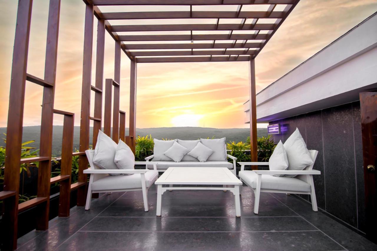 Leela Resort, The Exotic Boutique Hotel - Pure Veg มหาบาเลชวาร์ ภายนอก รูปภาพ