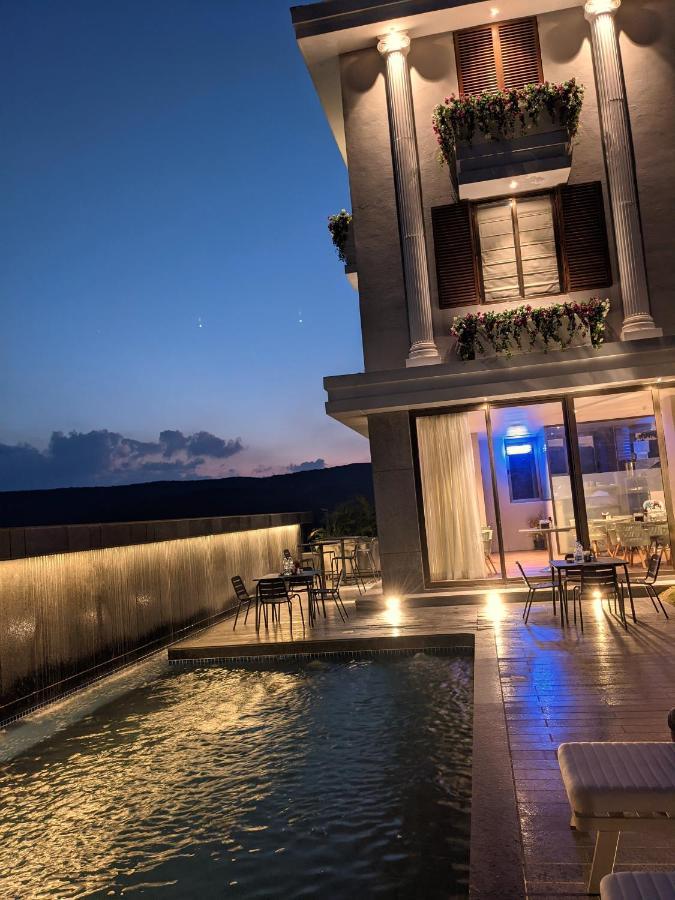 Leela Resort, The Exotic Boutique Hotel - Pure Veg มหาบาเลชวาร์ ภายนอก รูปภาพ