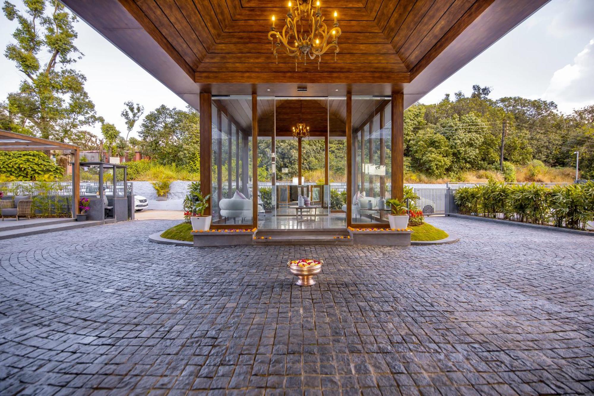 Leela Resort, The Exotic Boutique Hotel - Pure Veg มหาบาเลชวาร์ ภายนอก รูปภาพ