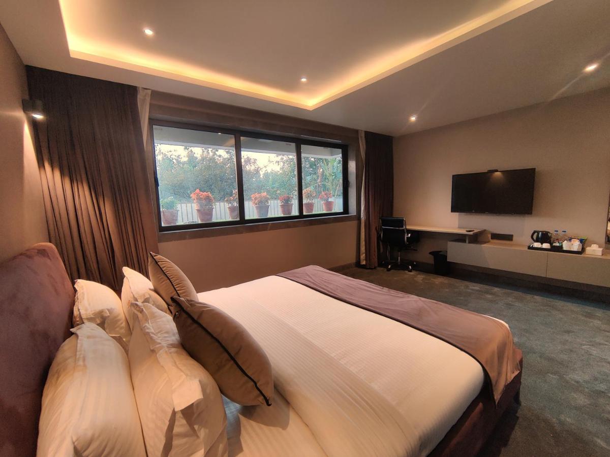 Leela Resort, The Exotic Boutique Hotel - Pure Veg มหาบาเลชวาร์ ภายนอก รูปภาพ