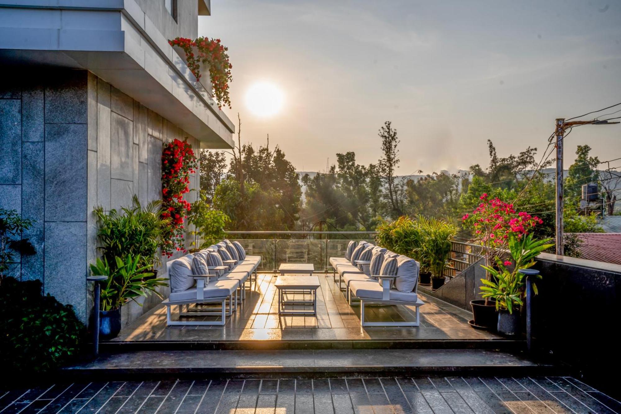 Leela Resort, The Exotic Boutique Hotel - Pure Veg มหาบาเลชวาร์ ภายนอก รูปภาพ