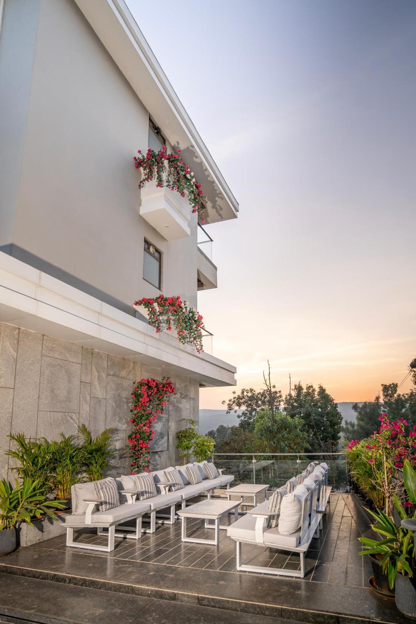 Leela Resort, The Exotic Boutique Hotel - Pure Veg มหาบาเลชวาร์ ภายนอก รูปภาพ