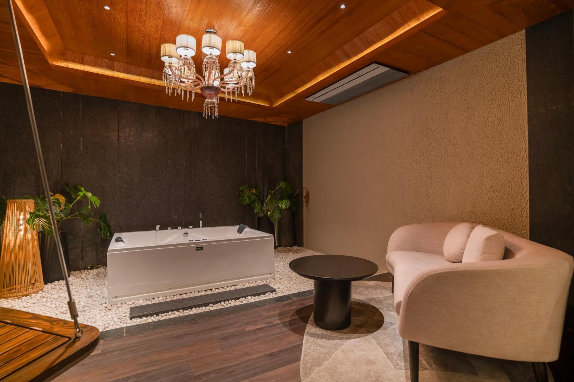 Leela Resort, The Exotic Boutique Hotel - Pure Veg มหาบาเลชวาร์ ภายนอก รูปภาพ