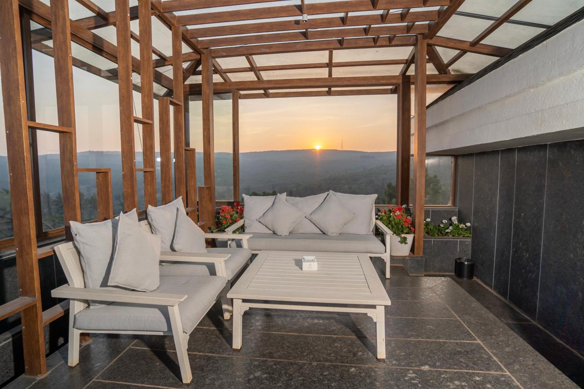Leela Resort, The Exotic Boutique Hotel - Pure Veg มหาบาเลชวาร์ ภายนอก รูปภาพ