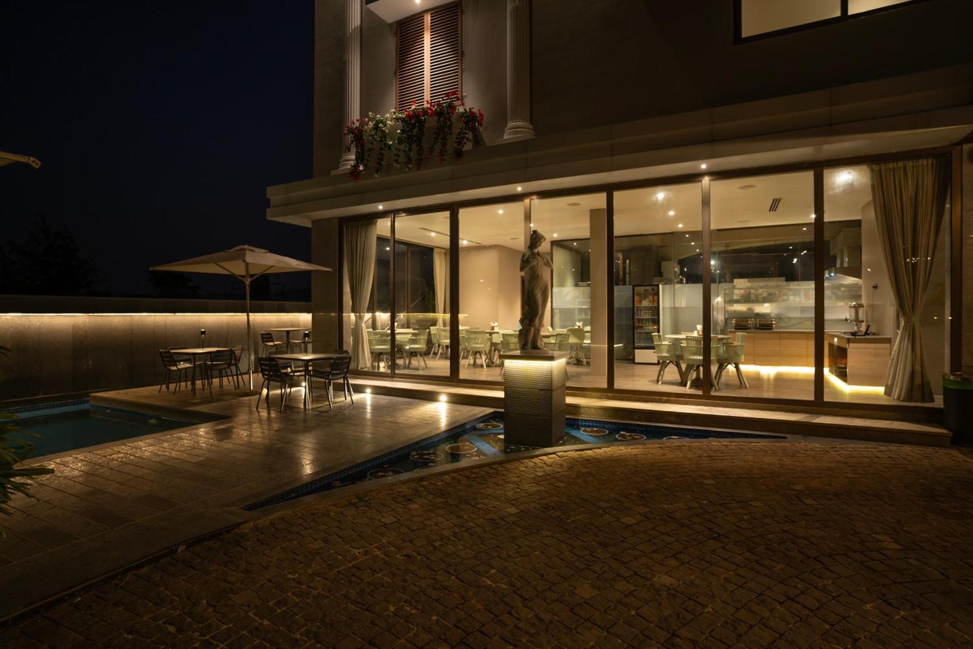 Leela Resort, The Exotic Boutique Hotel - Pure Veg มหาบาเลชวาร์ ภายนอก รูปภาพ