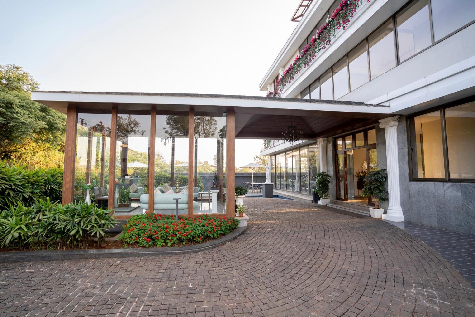 Leela Resort, The Exotic Boutique Hotel - Pure Veg มหาบาเลชวาร์ ภายนอก รูปภาพ