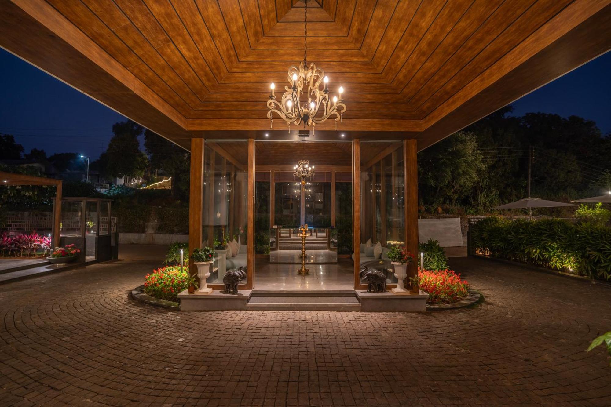 Leela Resort, The Exotic Boutique Hotel - Pure Veg มหาบาเลชวาร์ ภายนอก รูปภาพ