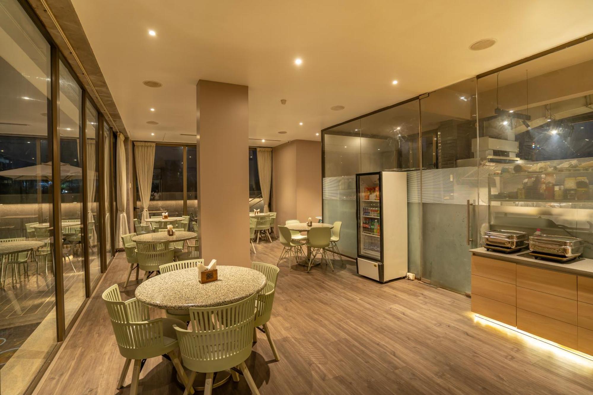 Leela Resort, The Exotic Boutique Hotel - Pure Veg มหาบาเลชวาร์ ภายนอก รูปภาพ